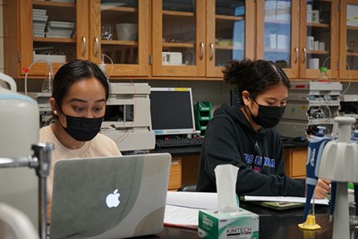 Pharmaceutical sciences majors Sabrina Iv, left, and Marinthus Hem prepare for a lab in analytical instrumentation.